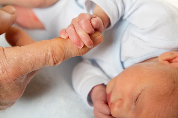 Mano de un bebé recién nacido — Foto de Stock