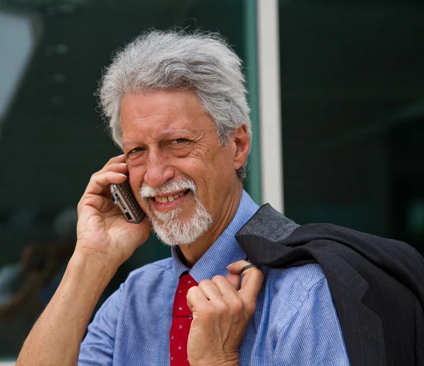 Un homme d'affaires prospère parle sur son smartphone — Photo