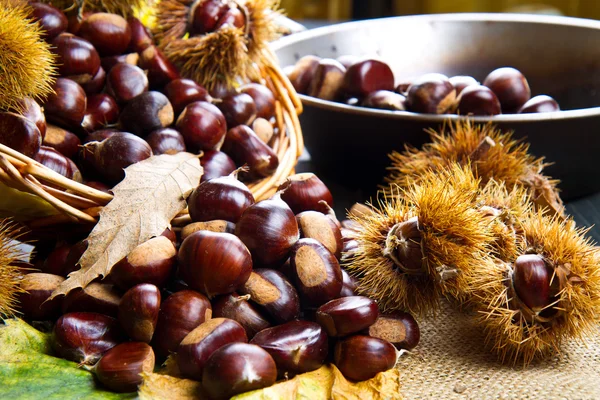 Castanhas em uma placa velha . — Fotografia de Stock