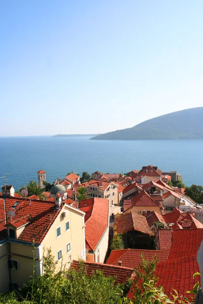 Bellissimo paesaggio con città mediterranea in Montenegro — Foto Stock