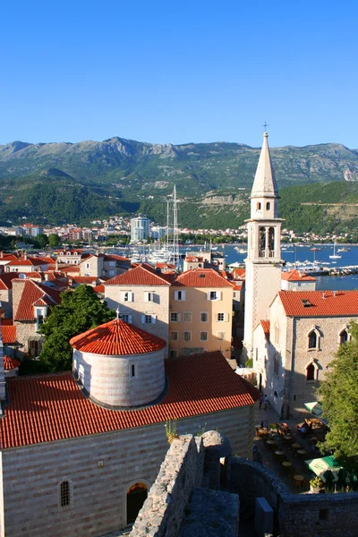 Techos rojos de Budva en Montenegro, ciudadela —  Fotos de Stock