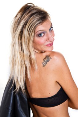 İç çamaşırlı seksi kadın.