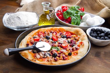 Salam, fasulye ve mais Amerikan pizza