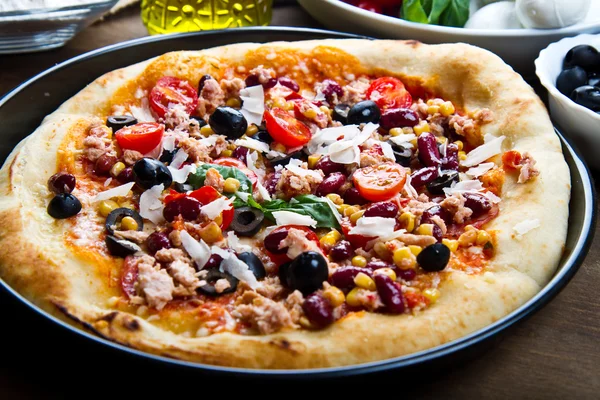 Pizza americana con salumi, fagioli e mais — Foto Stock