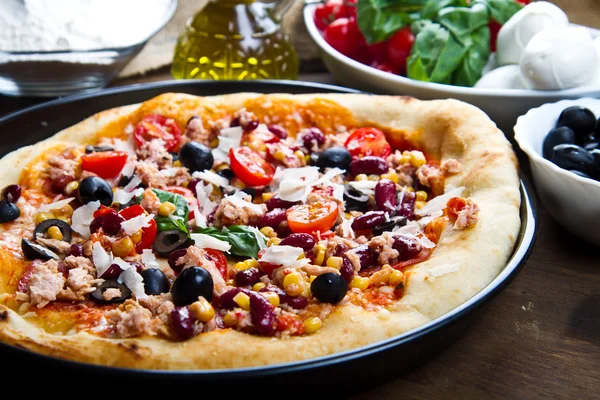 Pizza américaine avec salami, haricots et mais — Photo