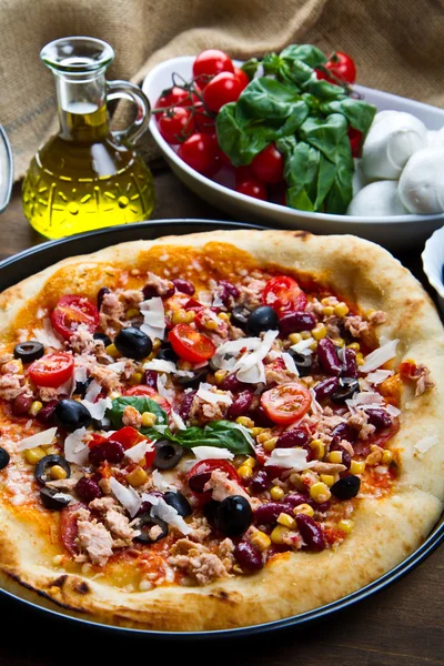 Pizza americana con salumi, fagioli e mais — Foto Stock