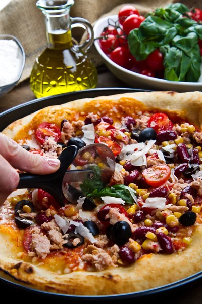 Amerikaanse pizza met tonijn, rode bonen en mais — Stockfoto