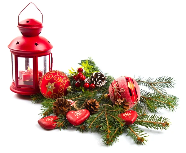Bolas de Navidad y ramas de abeto con decoraciones aisladas sobre —  Fotos de Stock