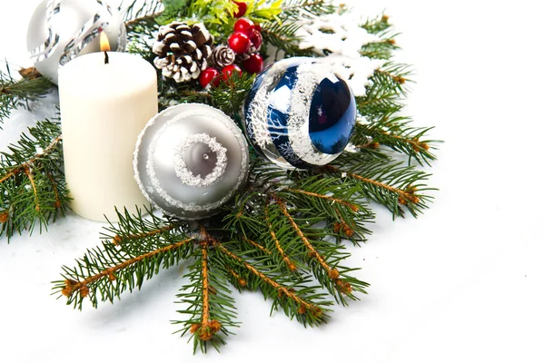 Accesorios de Navidad en azul y rama de abeto en blanco — Foto de Stock