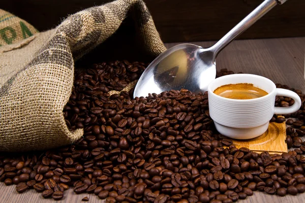 Molinillo de café con frijoles y taza de café — Foto de Stock