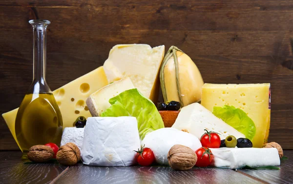 Various types of cheese on wood — Stock Photo, Image