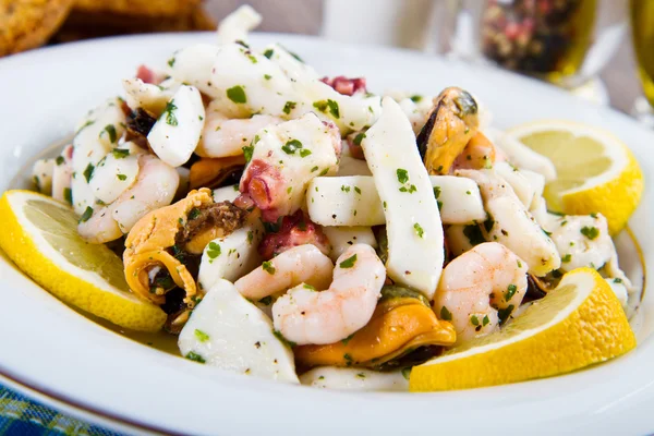 Salada de frutos do mar com camarões, mexilhões, lulas, polvo decorado wi — Fotografia de Stock