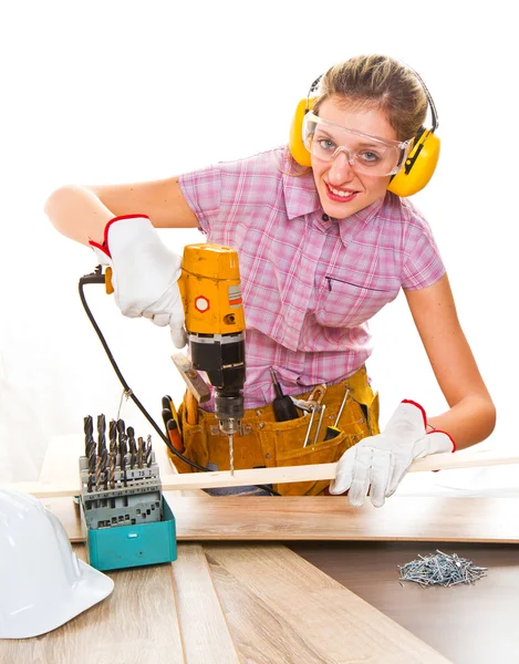 Vrouwelijke timmerman aan het werk met behulp van handboormachine — Stockfoto