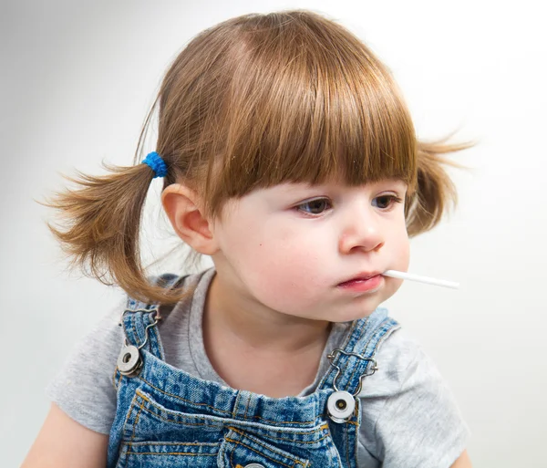 Jong meisje met lolly — Stockfoto