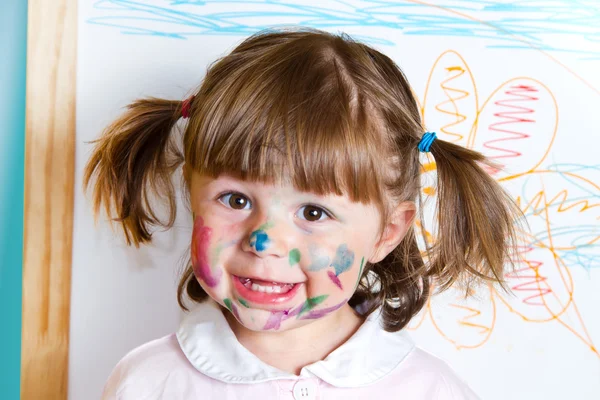 Little girl draws paints — Stock Photo, Image