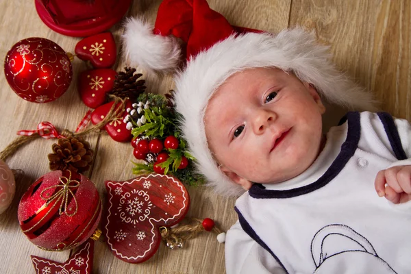 Criança de Natal em chapéu de Santa — Fotografia de Stock