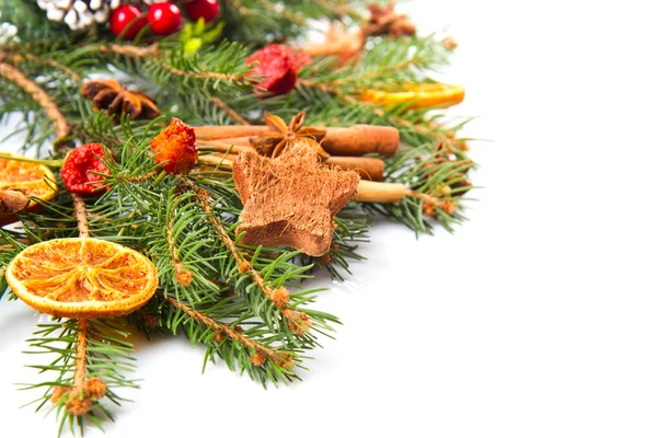 Noel dekorasyonu, portakal, yıldız anason ve tarçın — Stok fotoğraf