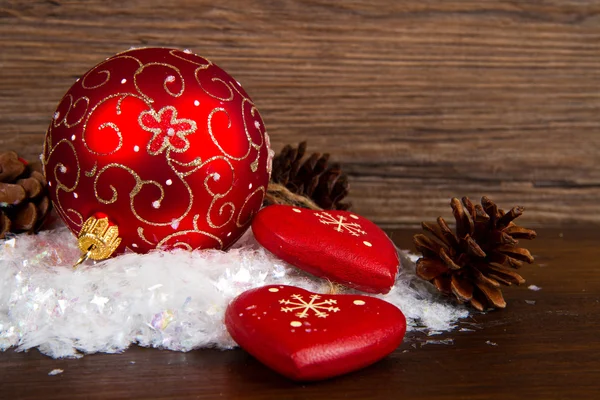 Decorações de Natal vermelhas na neve — Fotografia de Stock