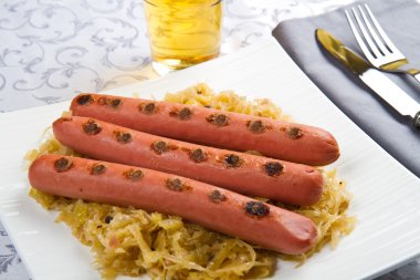 Lahana turşulu Bavyera usulü kızarmış sosis 