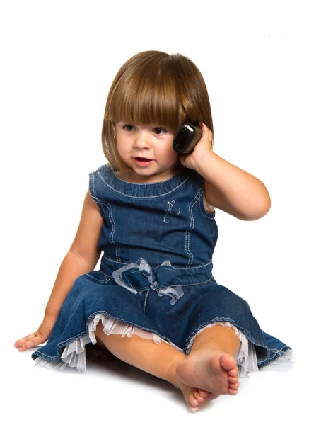 Mignon petit bébé parle sur téléphone portable, isolé sur blanc — Photo