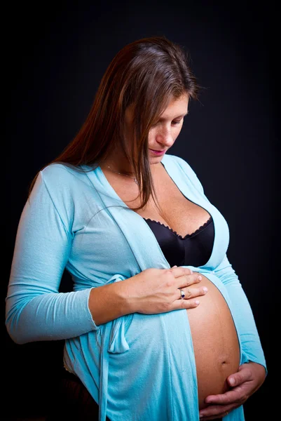 Skönhet gravid på svart bakgrund — Stockfoto