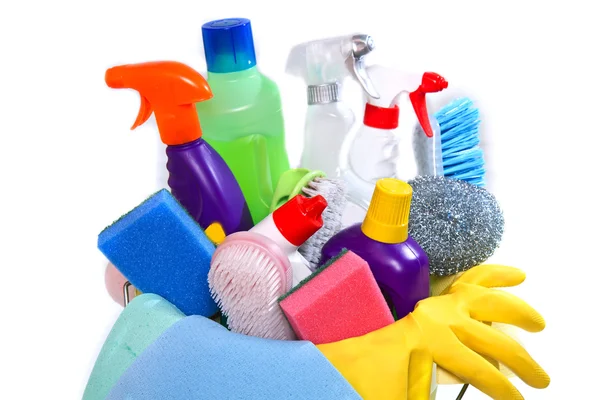 Caixa cheia de suprimentos de limpeza e luvas isoladas em branco — Fotografia de Stock