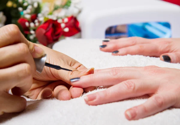 Manicura y manos con lámpara ultravioleta para clavos —  Fotos de Stock