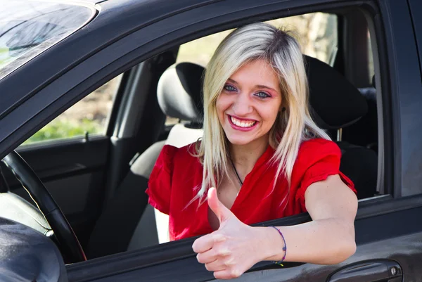 Chica joven conduciendo — Foto de Stock