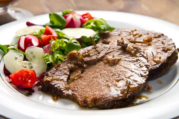 Carne de vaca decorada com salada fresca — Fotografia de Stock