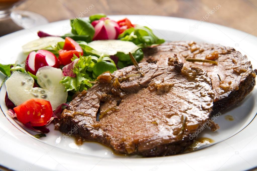  beef  garnished with fresh salad  