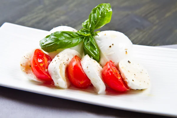 Mozzarella und Basilikum mit Tomaten — Stockfoto