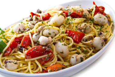 Spagetti mürekkep balığı ve domates ile