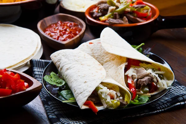 Frango caseiro e carne Fajitas com legumes e tortilhas — Fotografia de Stock