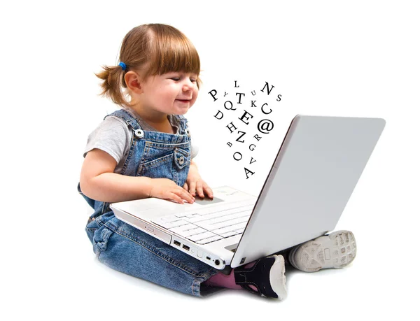 Schattig klein meisje, zittend met een laptop — Stockfoto