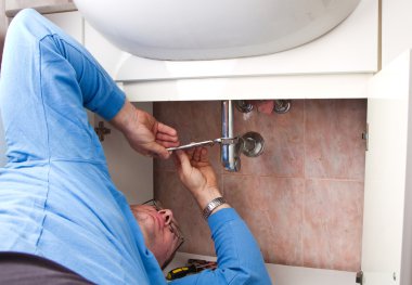 kırık bir banyo lavabo tamiri tesisatçı 