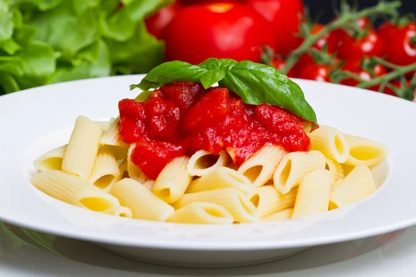 Nudeln mit Tomatensauce und Basilikum — Stockfoto