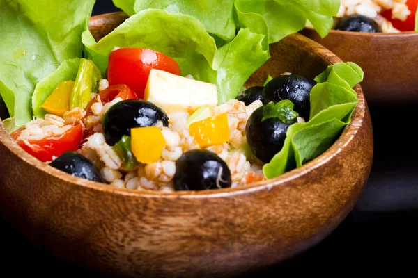 Салат из древесины с оливками и помидорами — стоковое фото