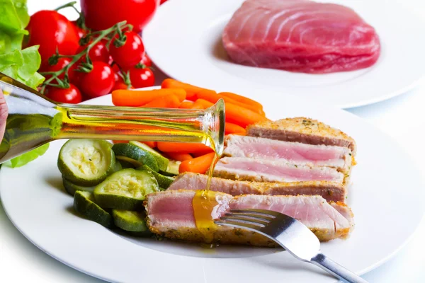 Thunfischfilet mit Gemüse — Stockfoto