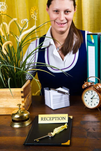 Receptionist del check-in in hotel — Foto Stock