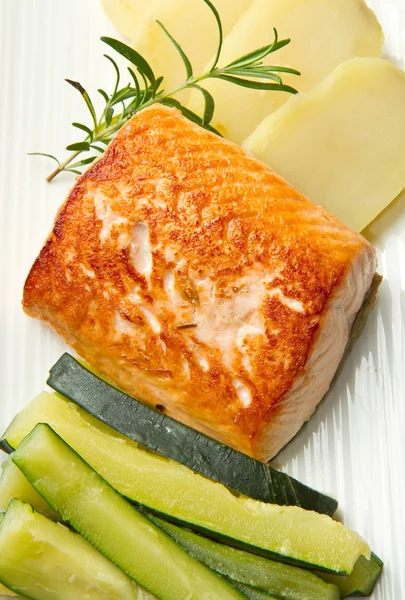 烤三文鱼和蔬菜 — 图库照片