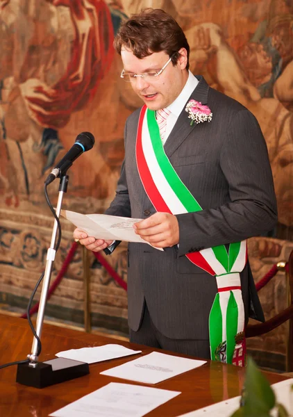 Een Italiaanse burgemeester tijdens een huwelijksfeest — Stockfoto