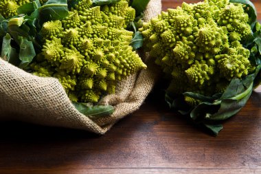 Romanesco brokoli lahana ahşap üzerine