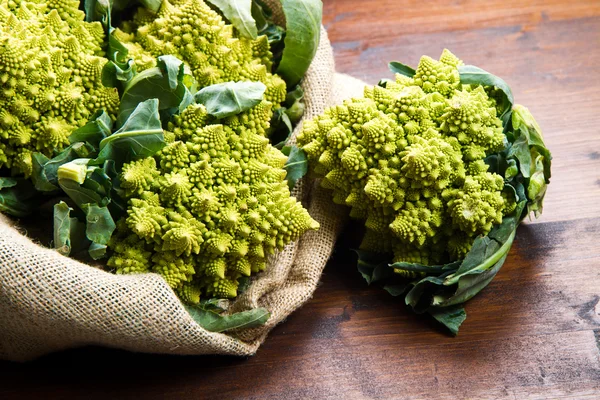 Repollo de brócoli romanesco sobre madera —  Fotos de Stock