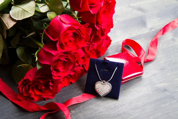 San Valentino rose rosse e scatola regalo su uno sfondo di legno — Foto Stock