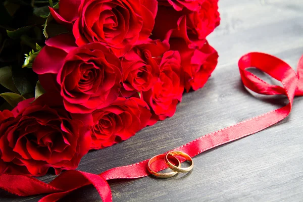 День святого Валентина Красные розы и обручальное кольцо деревянный фон — стоковое фото