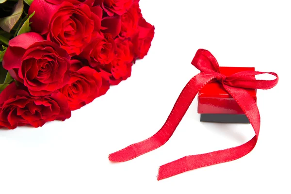 Valentine's day Red roses and gift box — Stock Photo, Image