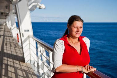 mutlu bir kadın yolcu gemisi üzerinde