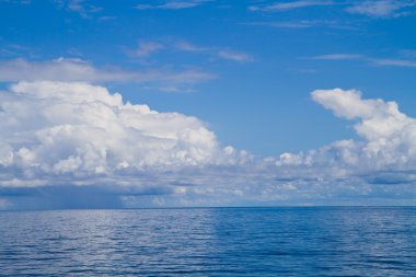 deniz mavi beyaz bulutlar gökyüzü