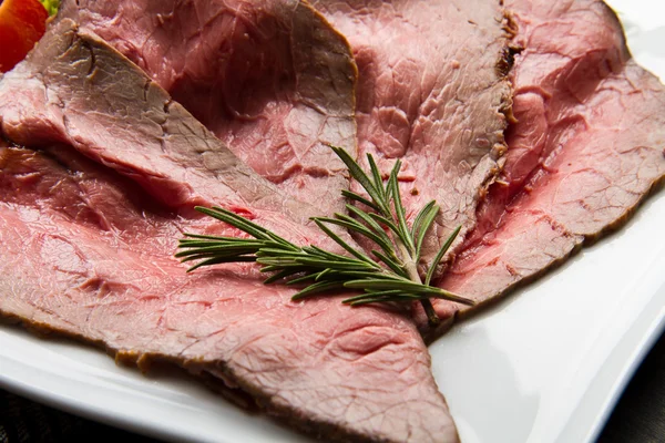 Fatias de rosbife com salada mista — Fotografia de Stock