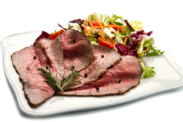 Roastbeef auf weißem Teller mit Salat — Stockfoto